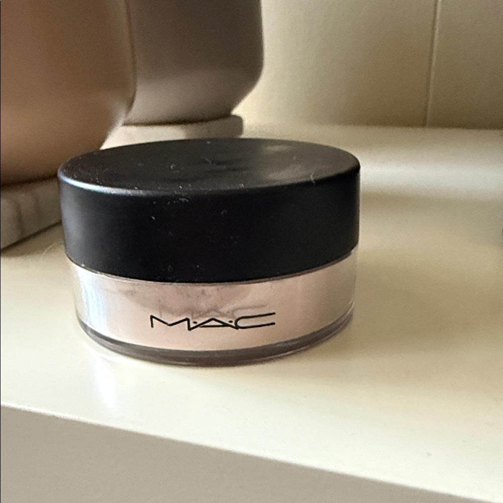 NWOT MAC Cosmetics Sliver Duck Setting Powder - Classic Black Lid